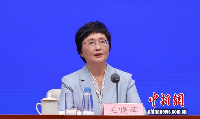9月26日,中国国务院新闻办公室在北京举行“高质量完成‘十四五’规划”系列主题新闻发布会,人力资源和社会保障部部长王晓萍、副部长李忠、副部长颜清辉介绍“十四五”时期就业和社会保障工作高质量发展成就,并答记者问。图为人力资源和社会保障部部长王晓萍介绍情况。 <a target='_blank' href='/'>中新社</a>记者 杨可佳 摄